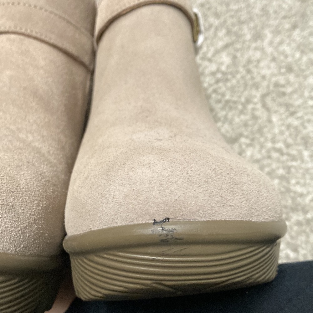 NWOB Skechers booties.  Sz 9 Wide.  Tan/cream color.  Never Worn. - Picture 8 of 12